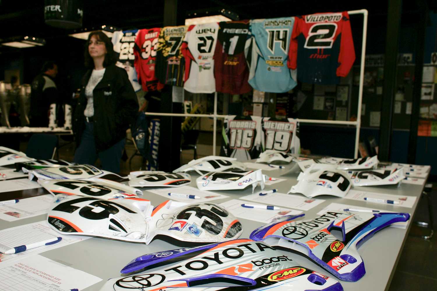mx4c-09-seattle-silent-auction-jerseys-and-plates